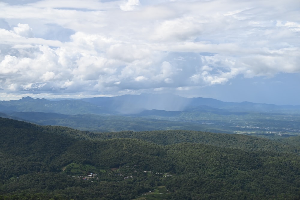 une vue panoramique d’une chaîne de montagnes avec des nuages dans le ciel