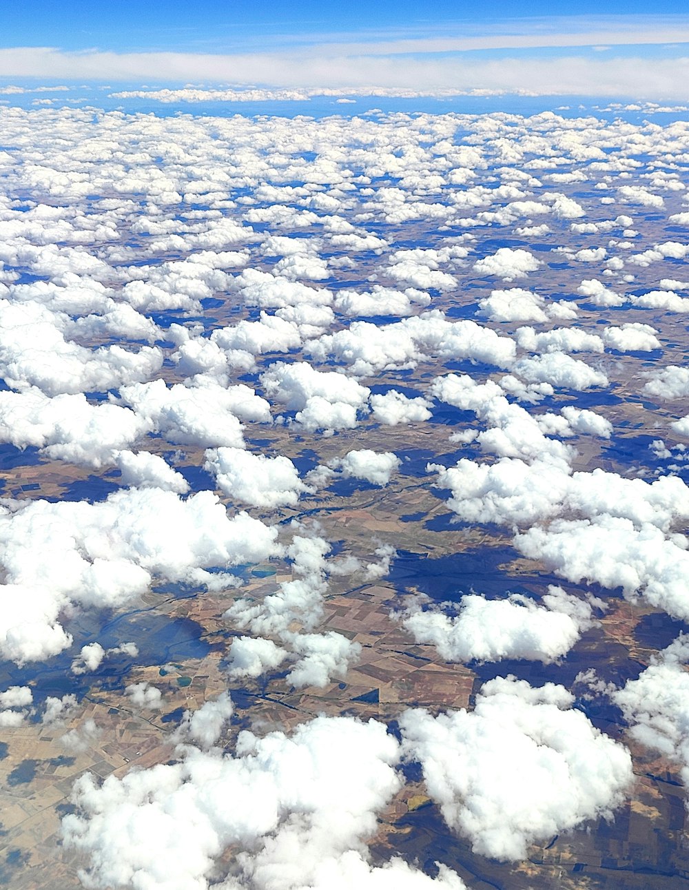 Une vue du ciel depuis un avion