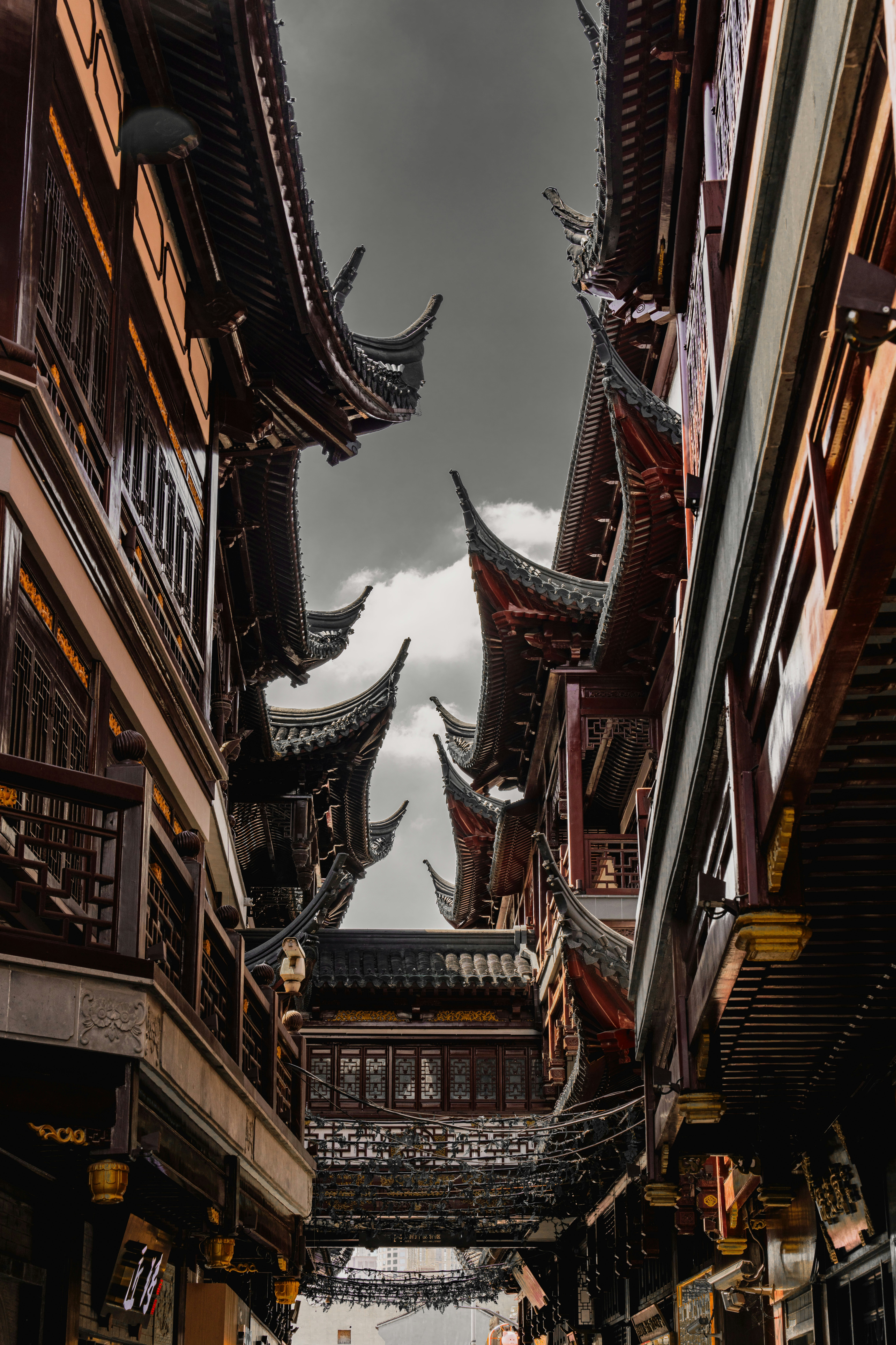 Una calle estrecha con muchos edificios a ambos lados