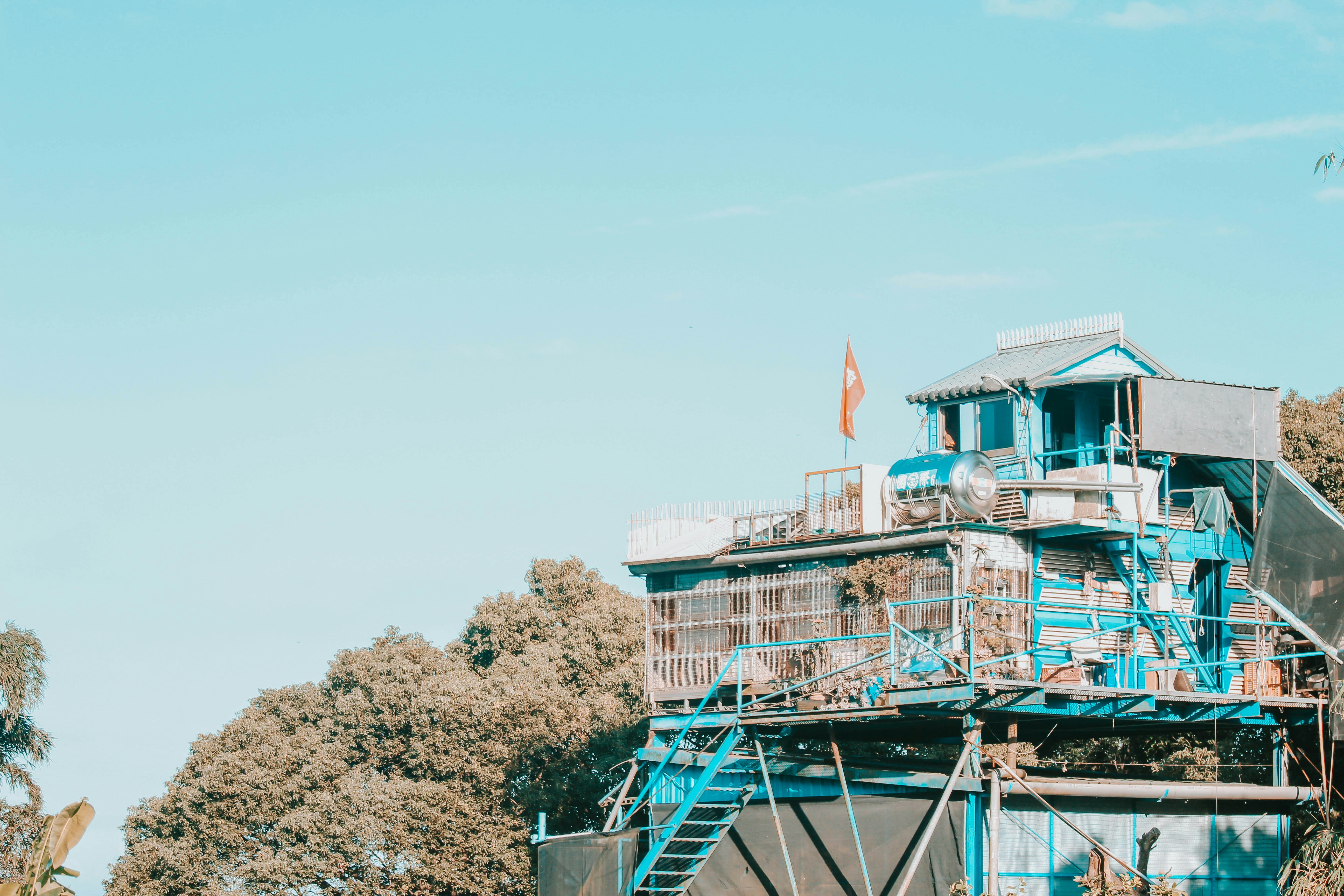 ein blaues Gebäude mit einer roten Flagge darauf