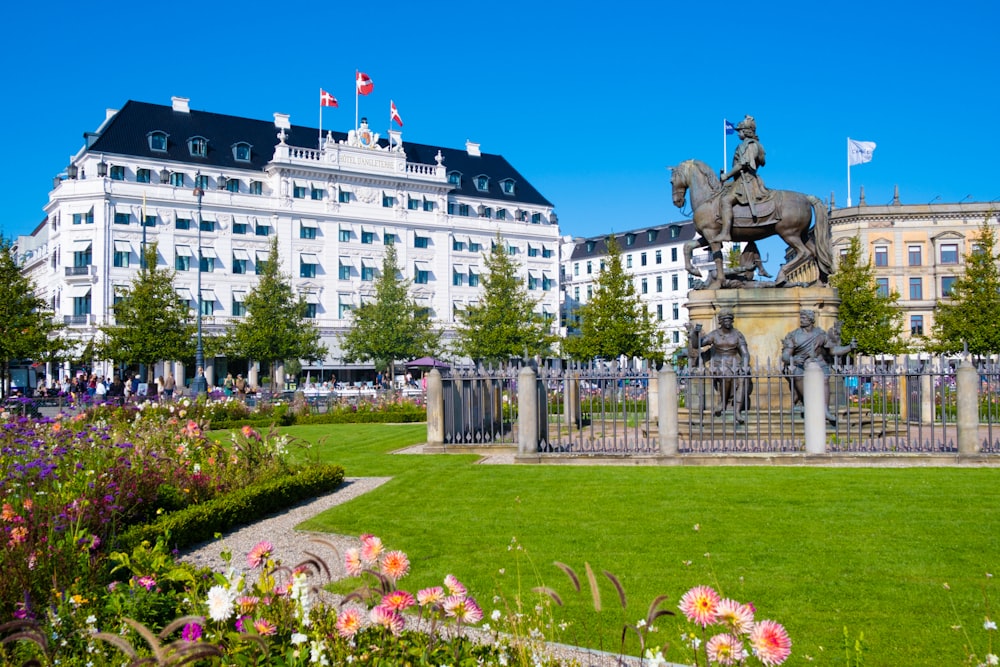 Une statue d’un homme à cheval dans un parc