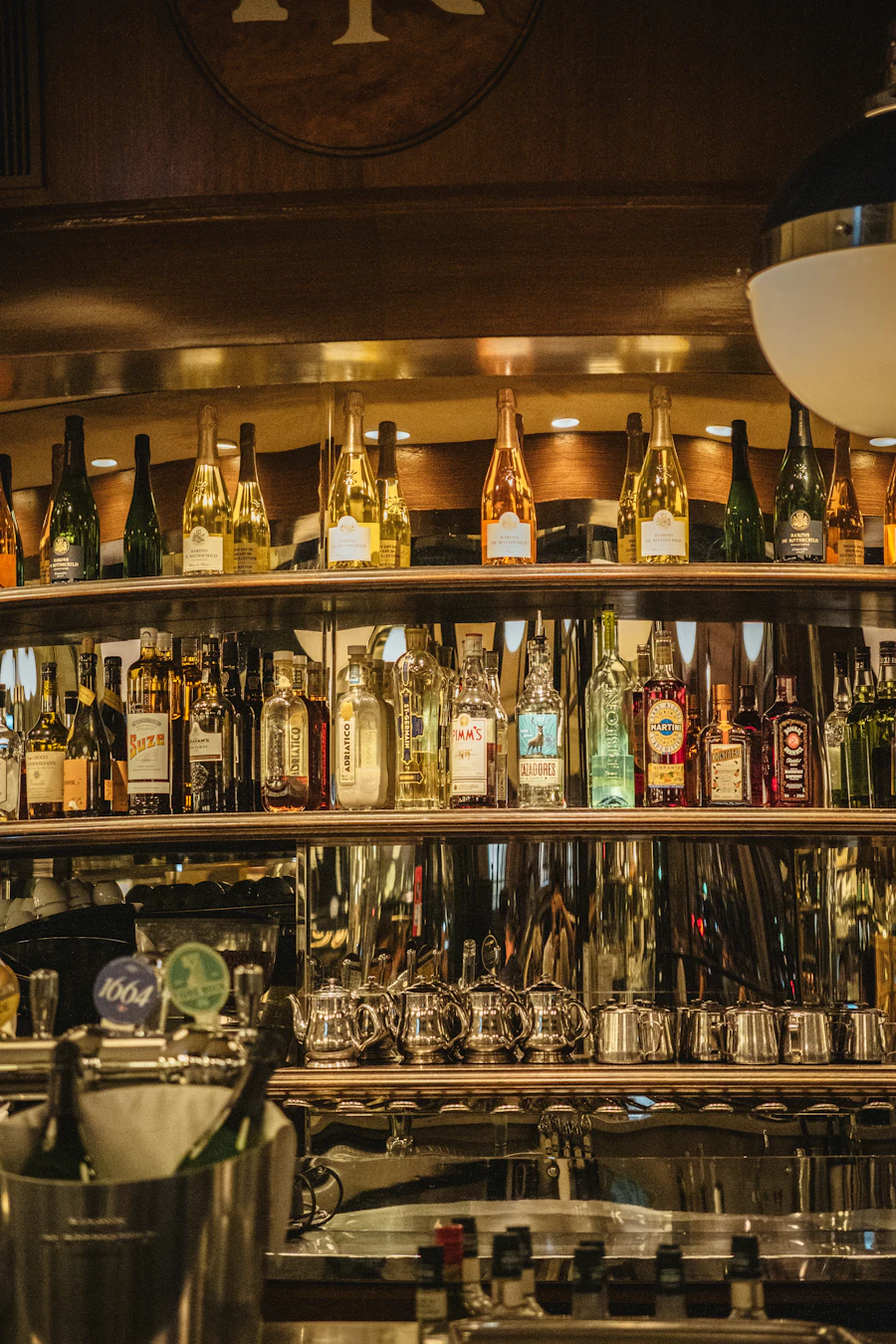 Tiny natural wine bar Parisians actually go to 🕯️