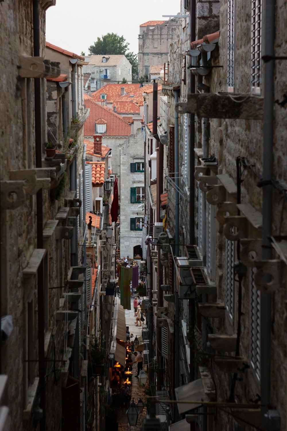 a narrow alleyway between two buildings in a city