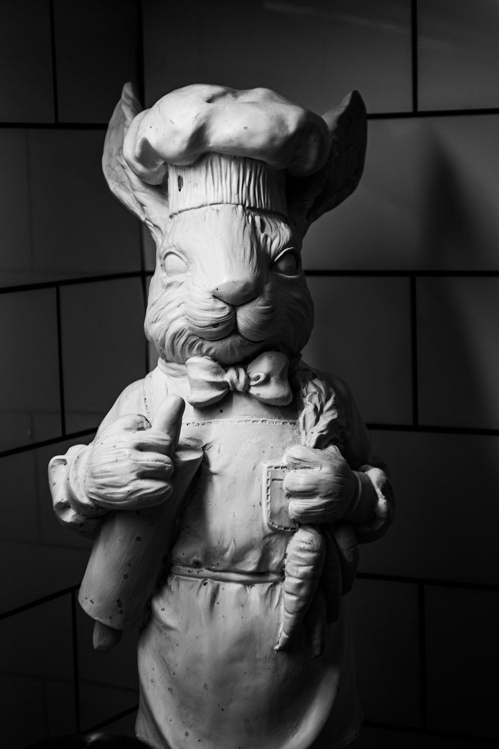 Une photo en noir et blanc d’une statue de souris