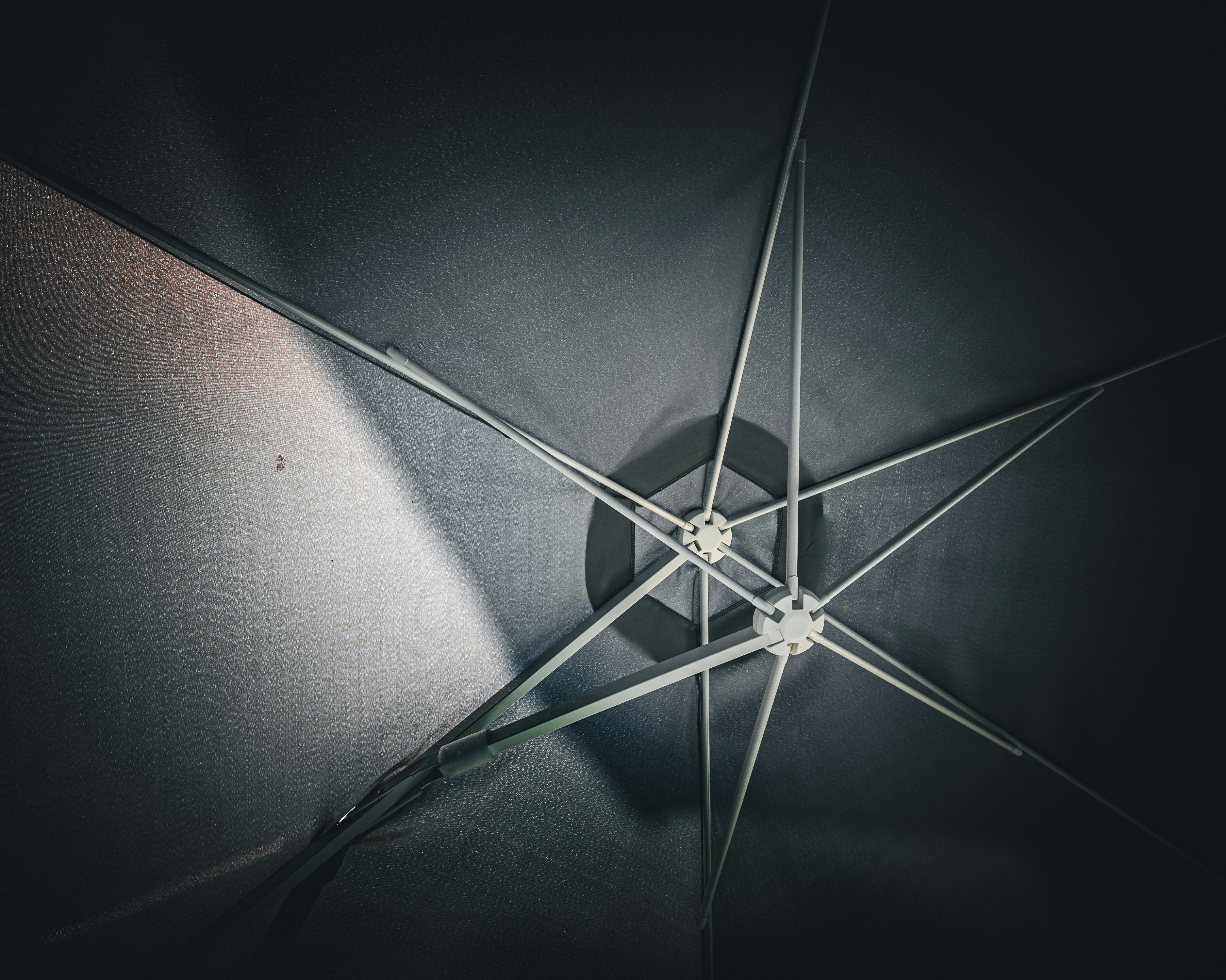 um close up de um guarda-chuva com um fundo preto