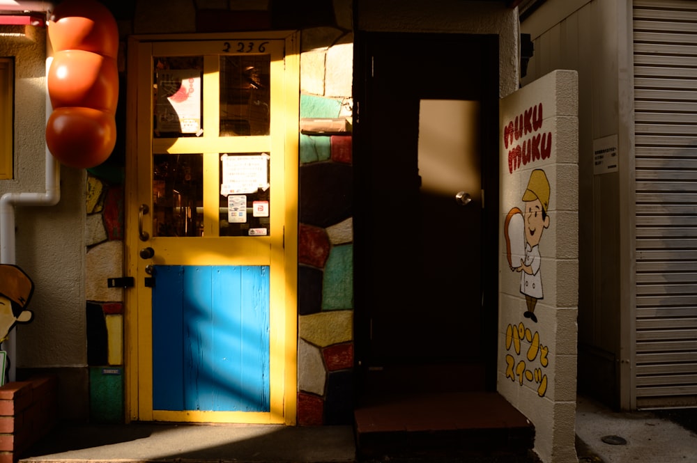 Una puerta amarilla con un personaje de dibujos animados pintado en ella