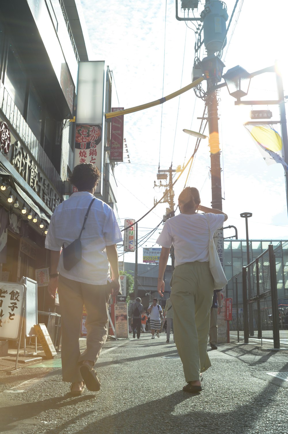 Un par de personas caminando por una calle