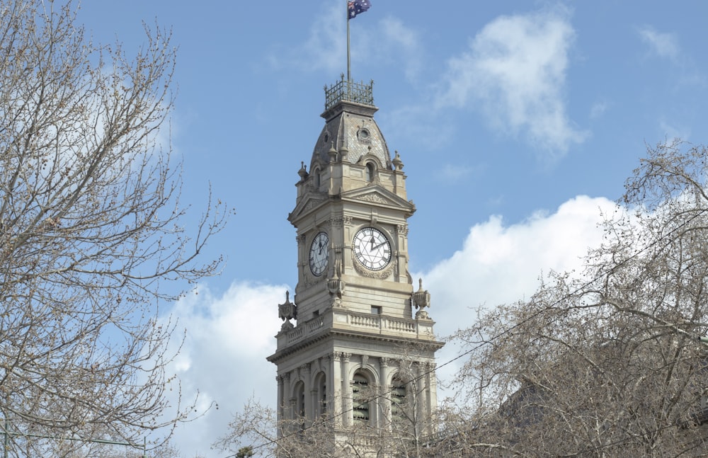 una torre del reloj con una bandera en la parte superior