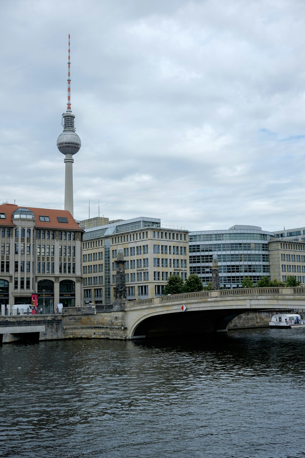 eine Brücke über ein Gewässer mit Gebäuden im Hintergrund