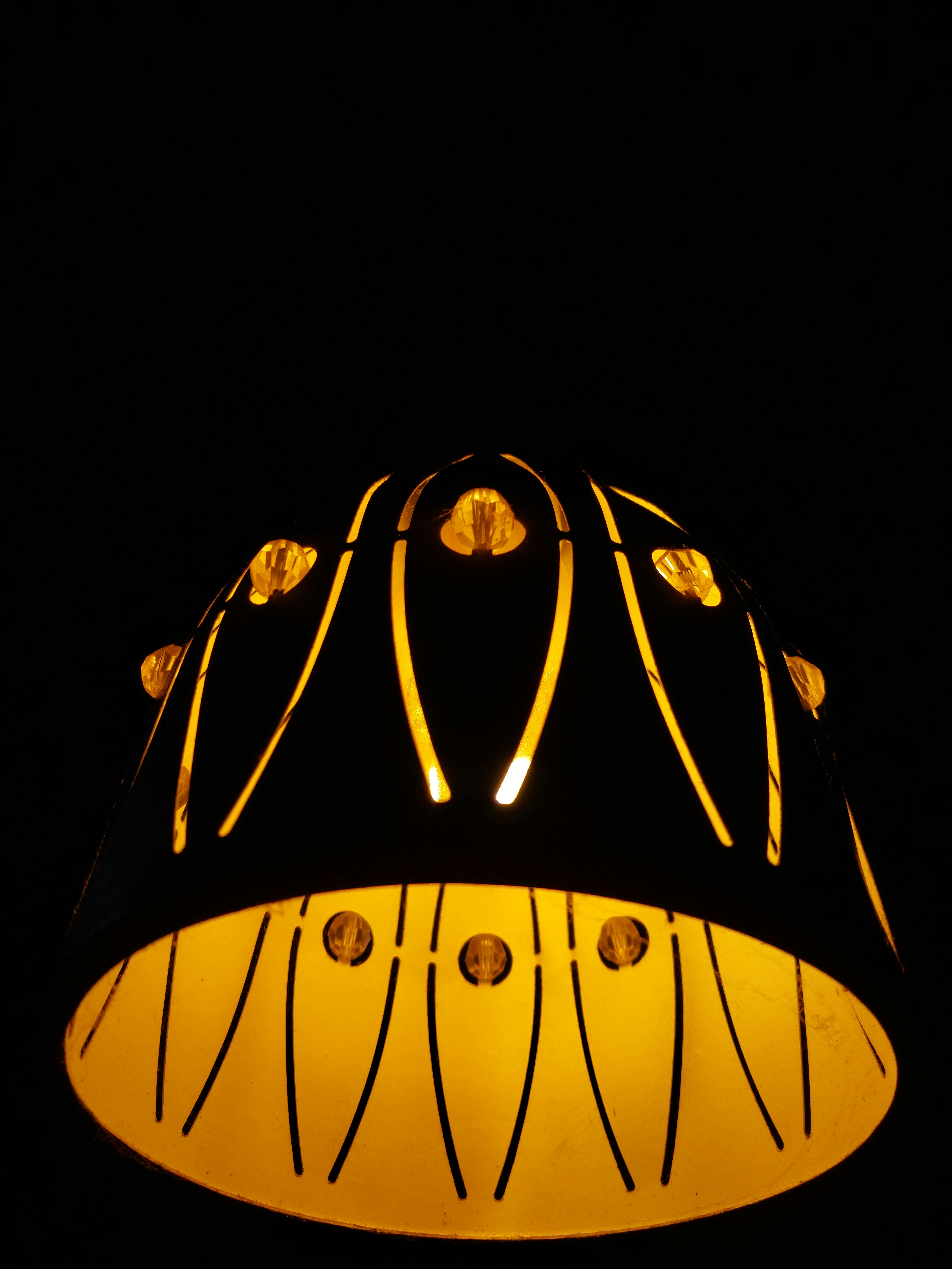 Lampe en bois gravé