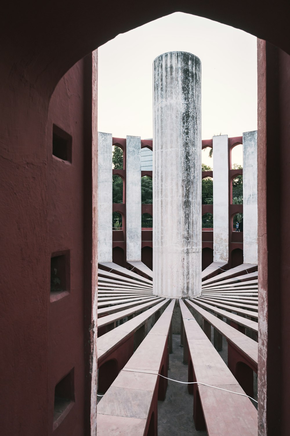 uma visão de uma estrutura de concreto através de uma porta