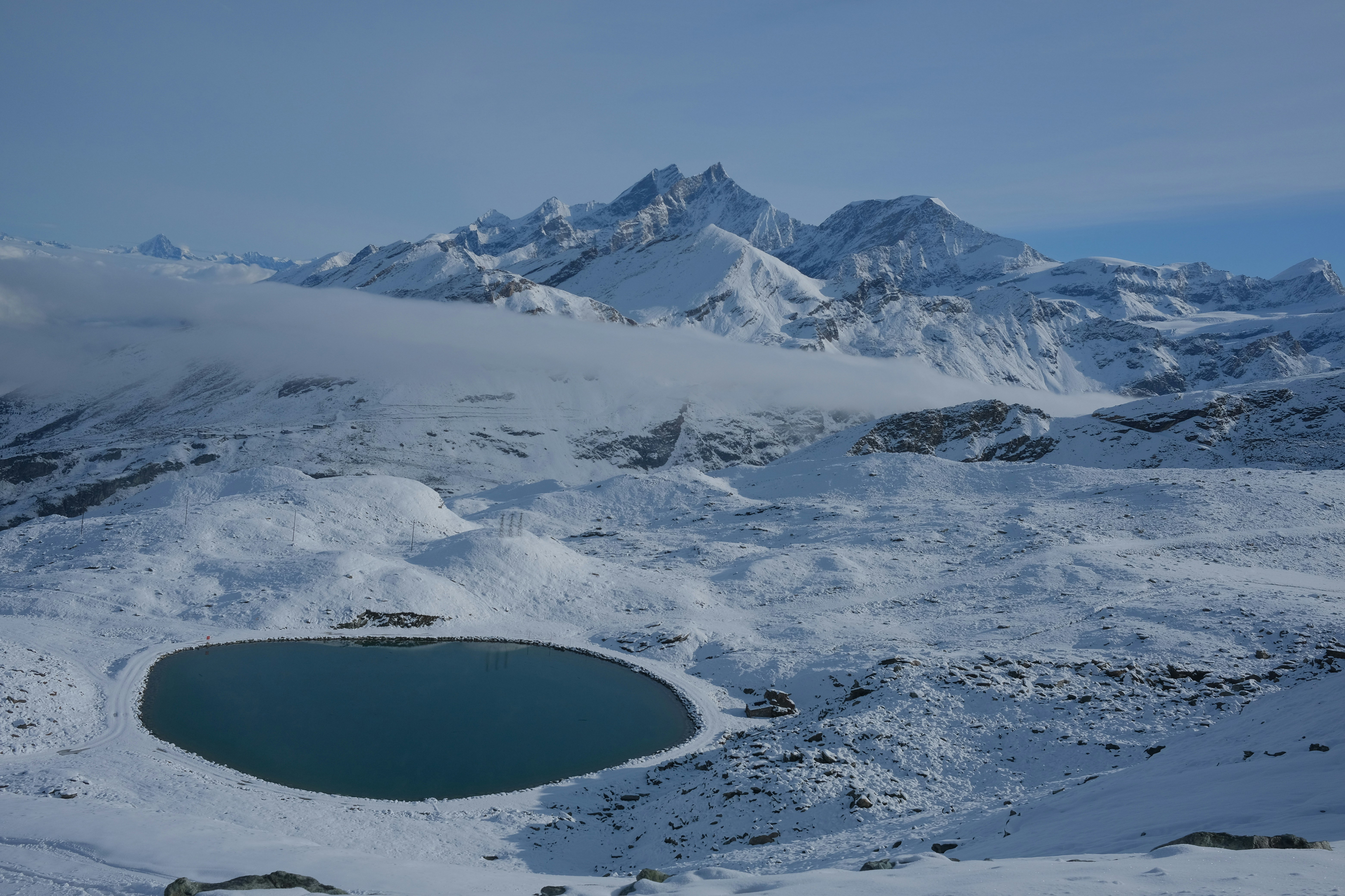 Une montagne enneigée avec un lac au milieu