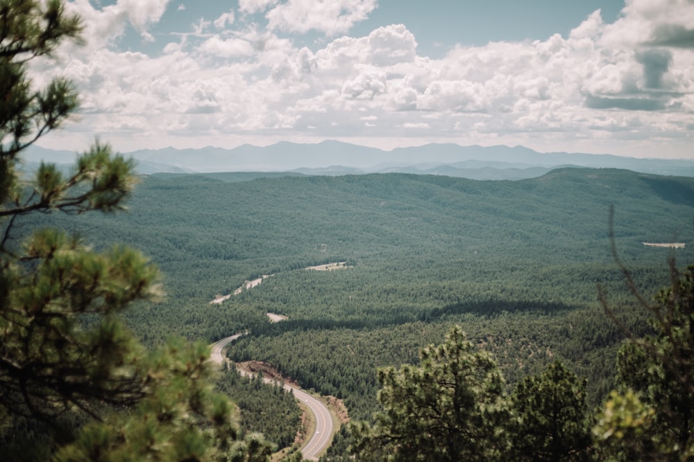 une vue panoramique d’une route sinueuse dans les montagnes