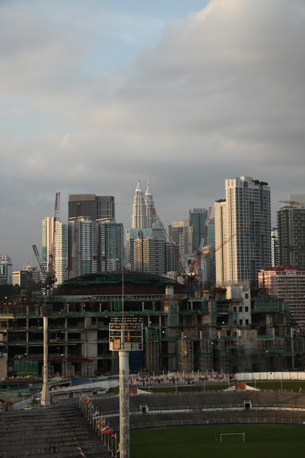 Una vista de una ciudad desde la distancia