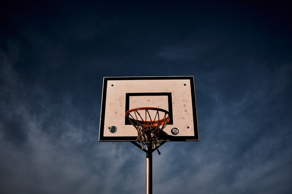 un panier de basket-ball traversé par un ballon de basket