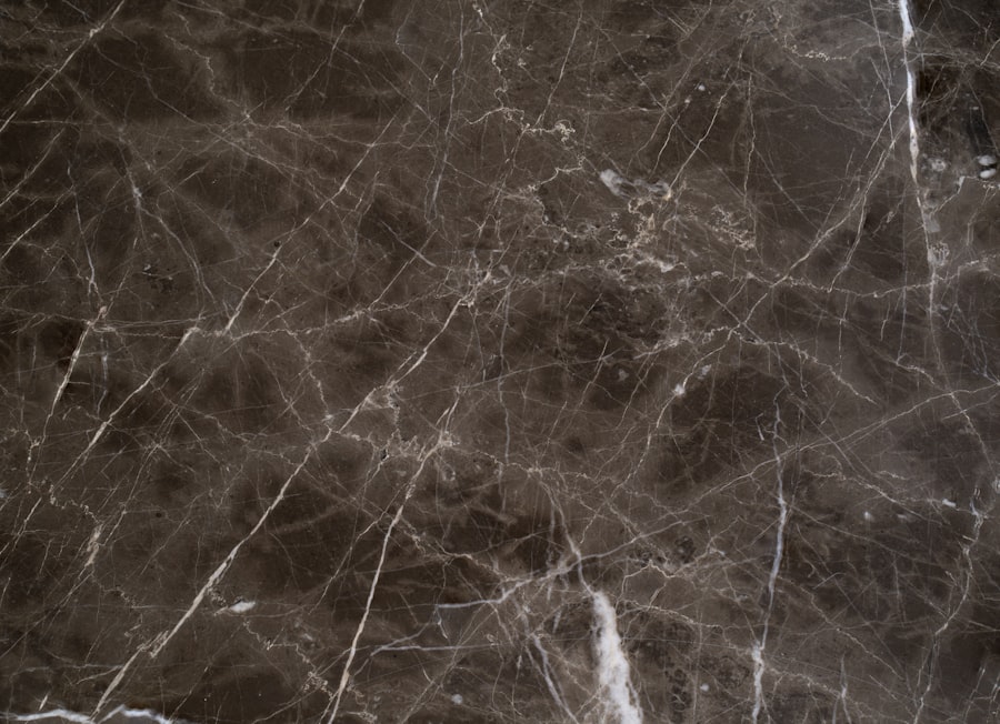 Détail d'une tranche de marbre travaillée en atelier