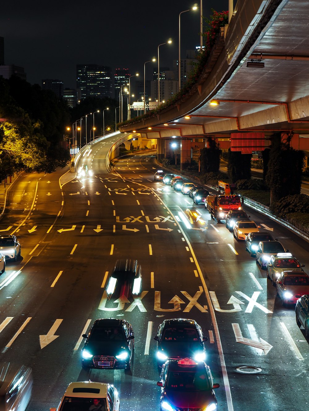 a city street filled with lots of traffic at night