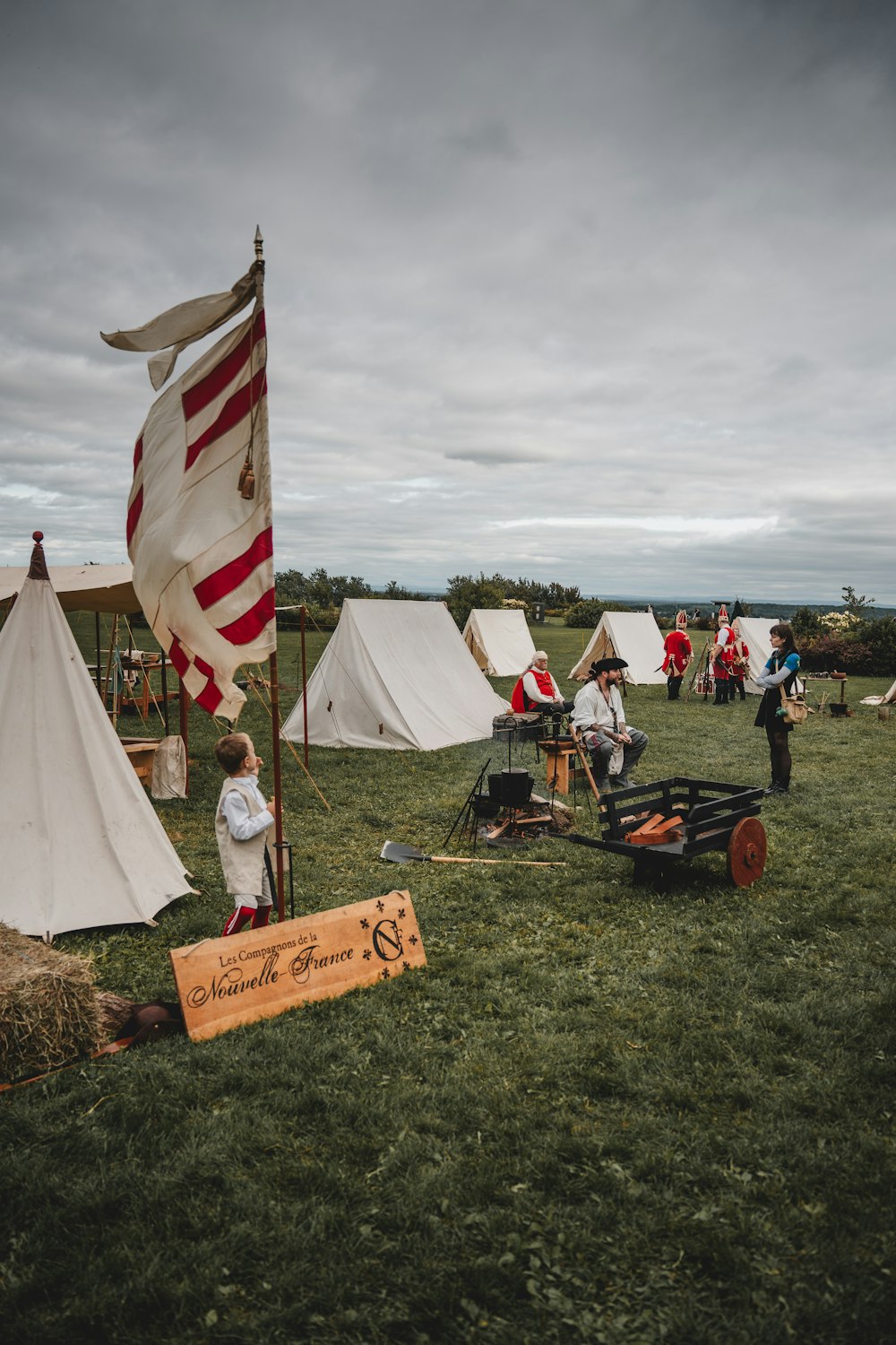 Un grupo de personas en un campo con una bandera