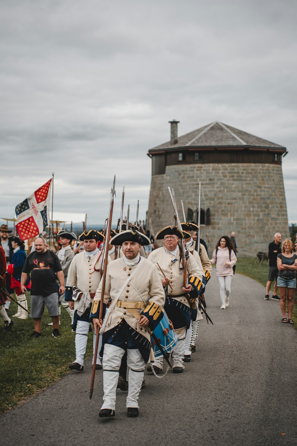 Un groupe d’hommes en uniforme marchant sur une route