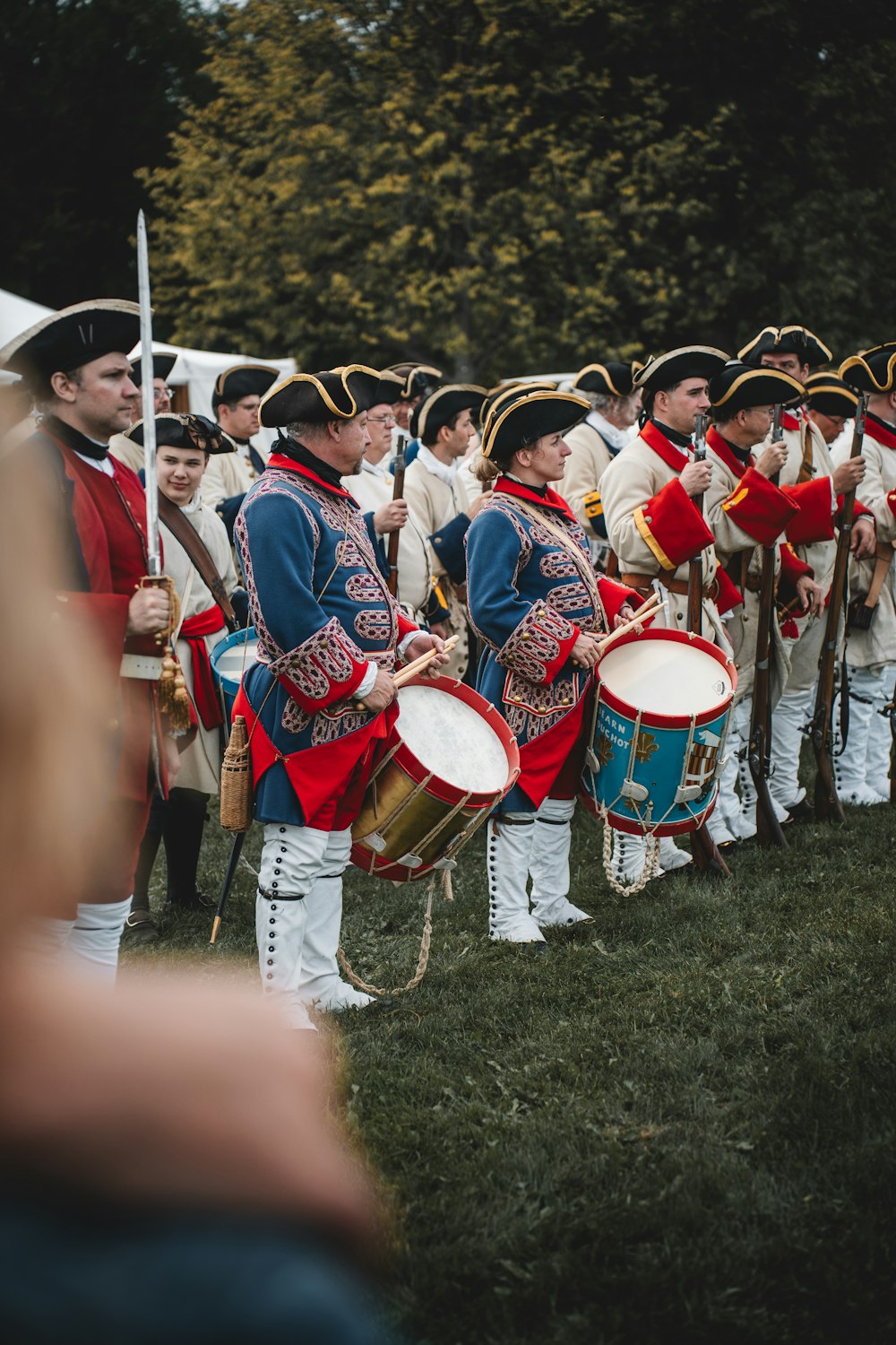 Un groupe d’hommes en uniforme jouant de la batterie