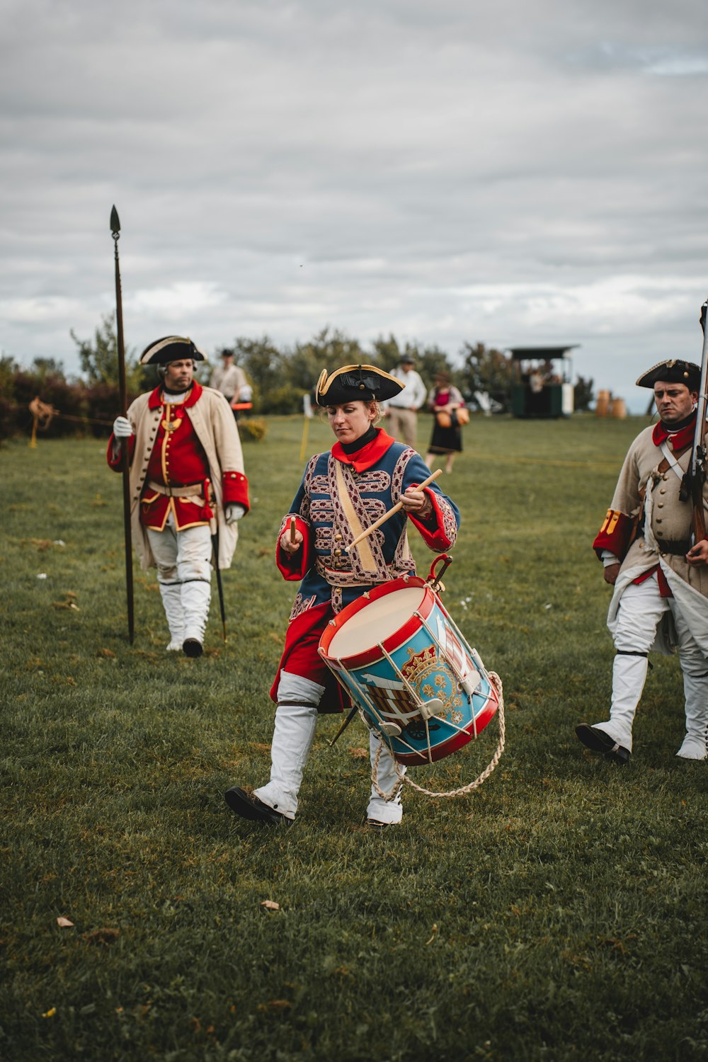 Un grupo de hombres uniformados tocando tambores