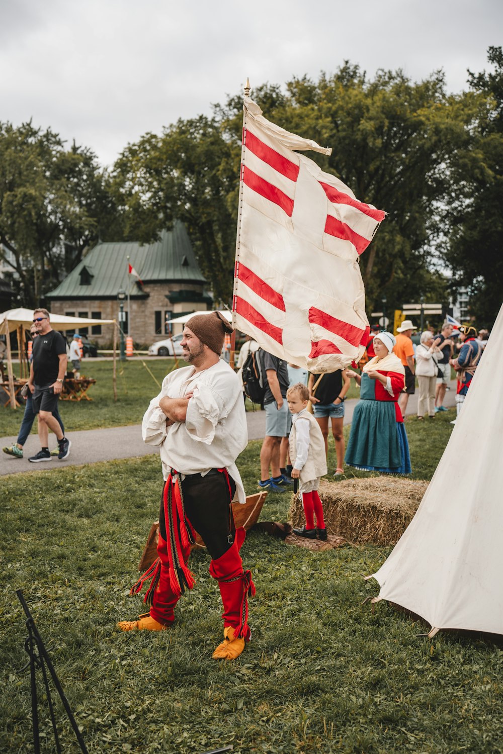 Un hombre con un traje rojo y blanco sosteniendo una bandera