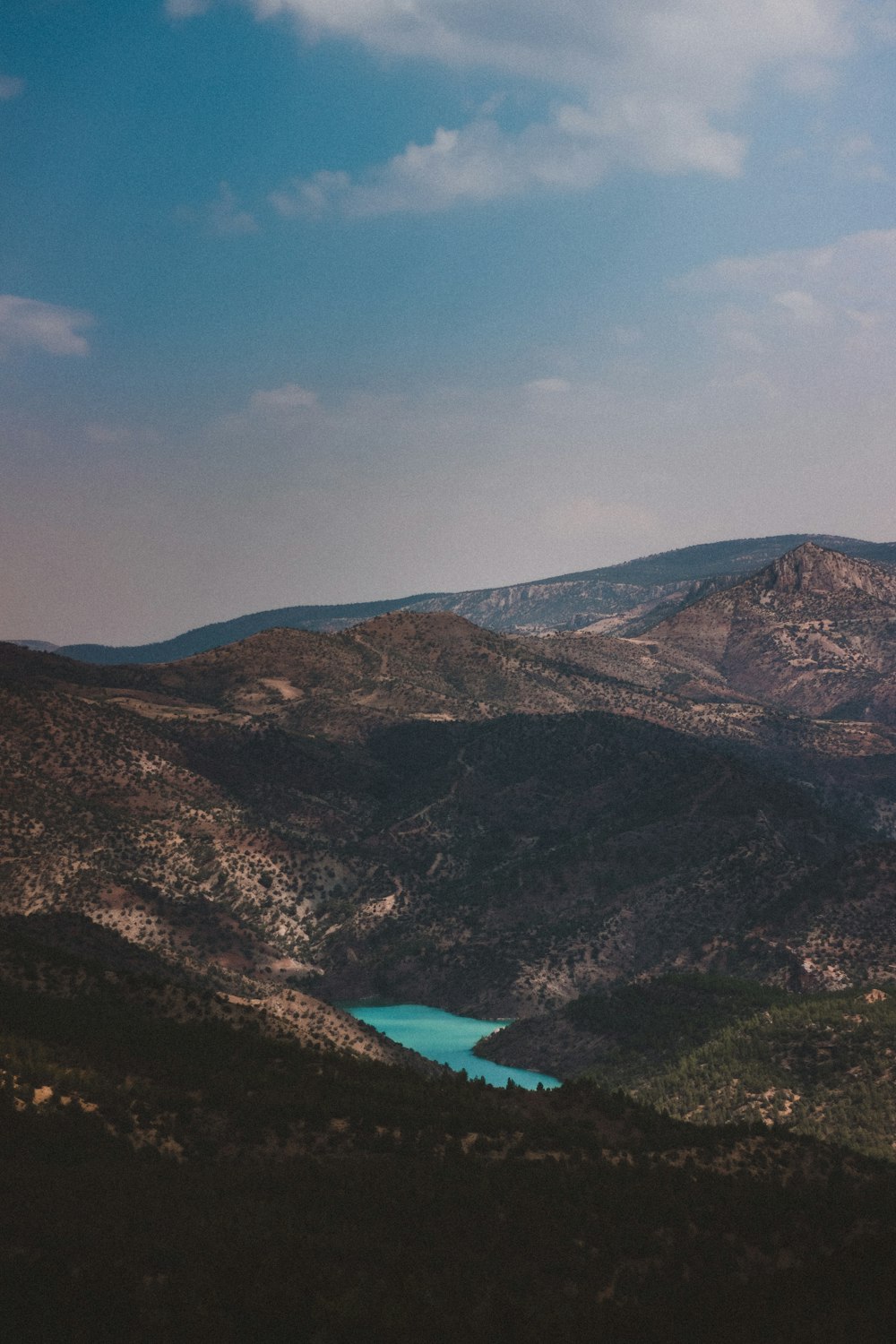 Una vista de un lago en medio de una cadena montañosa