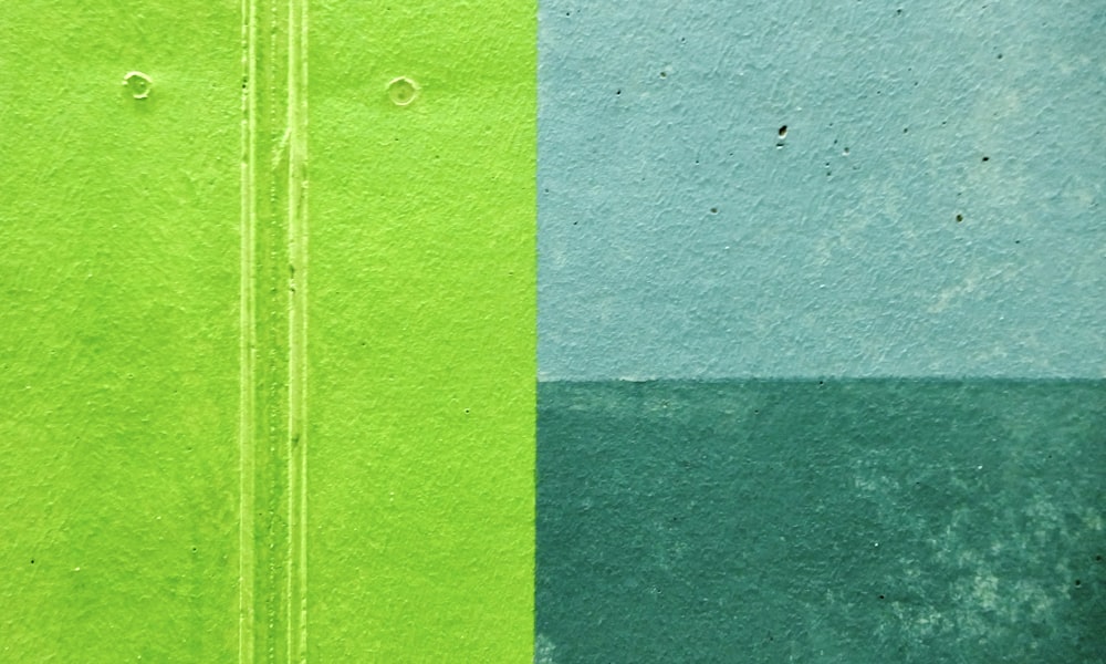 Un primo piano di un muro verde e blu