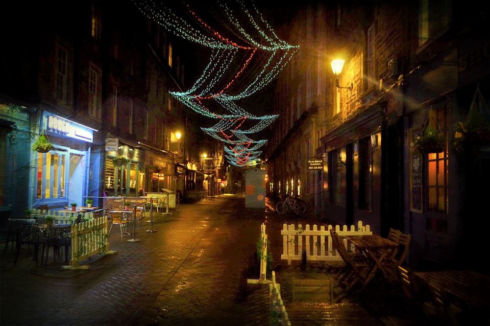 街の通りがクリスマスイルミネーションで照らされています