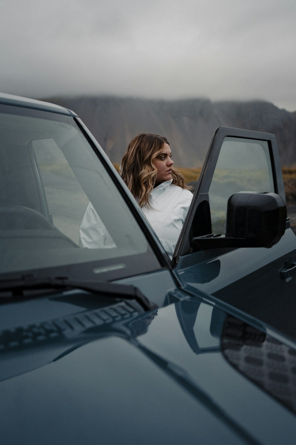 Una donna seduta al posto di guida di un'automobile