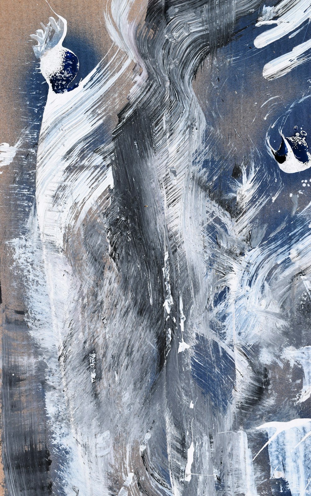Ein abstraktes Gemälde mit weißen und blauen Farben