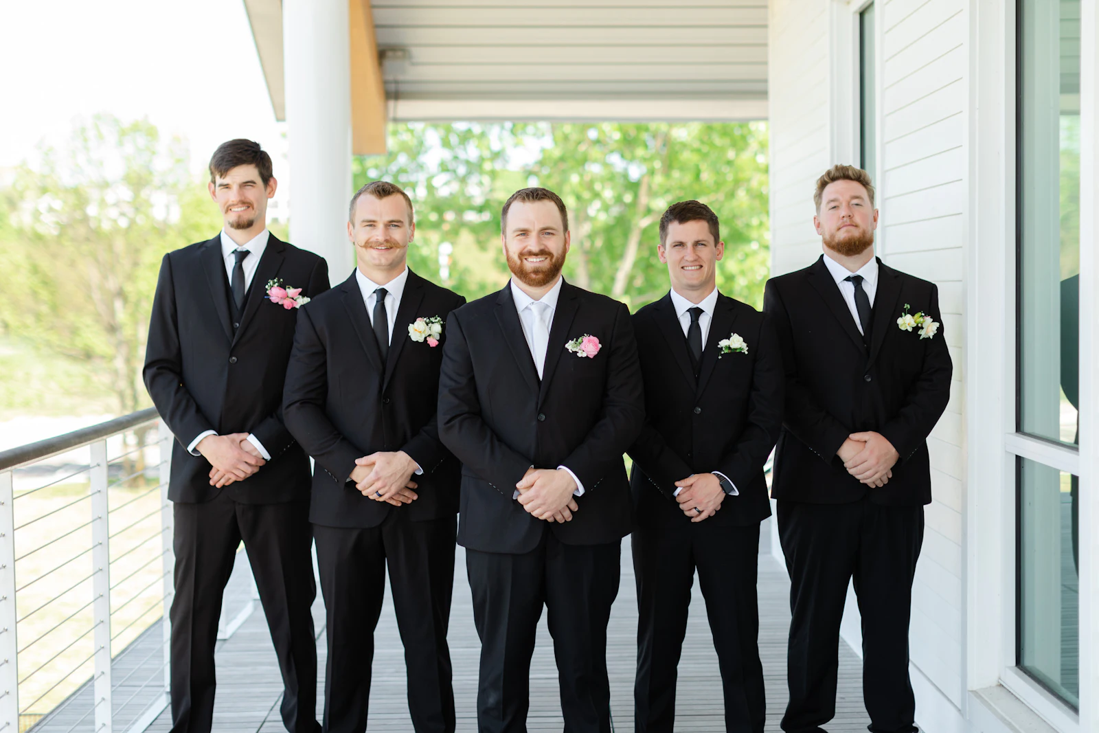 Grupo de hombres con trajes