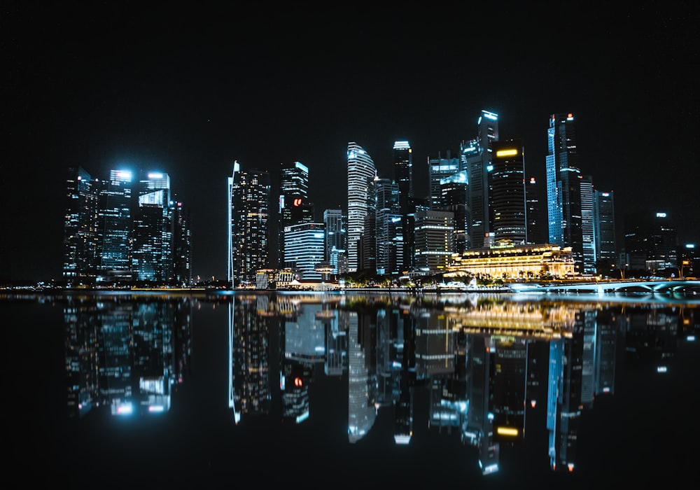 uma cidade à noite refletida na água