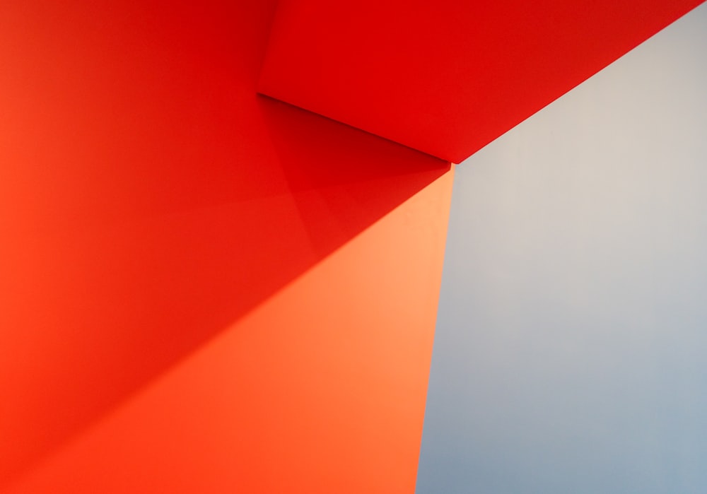 una pared roja y azul con una pared blanca en el fondo