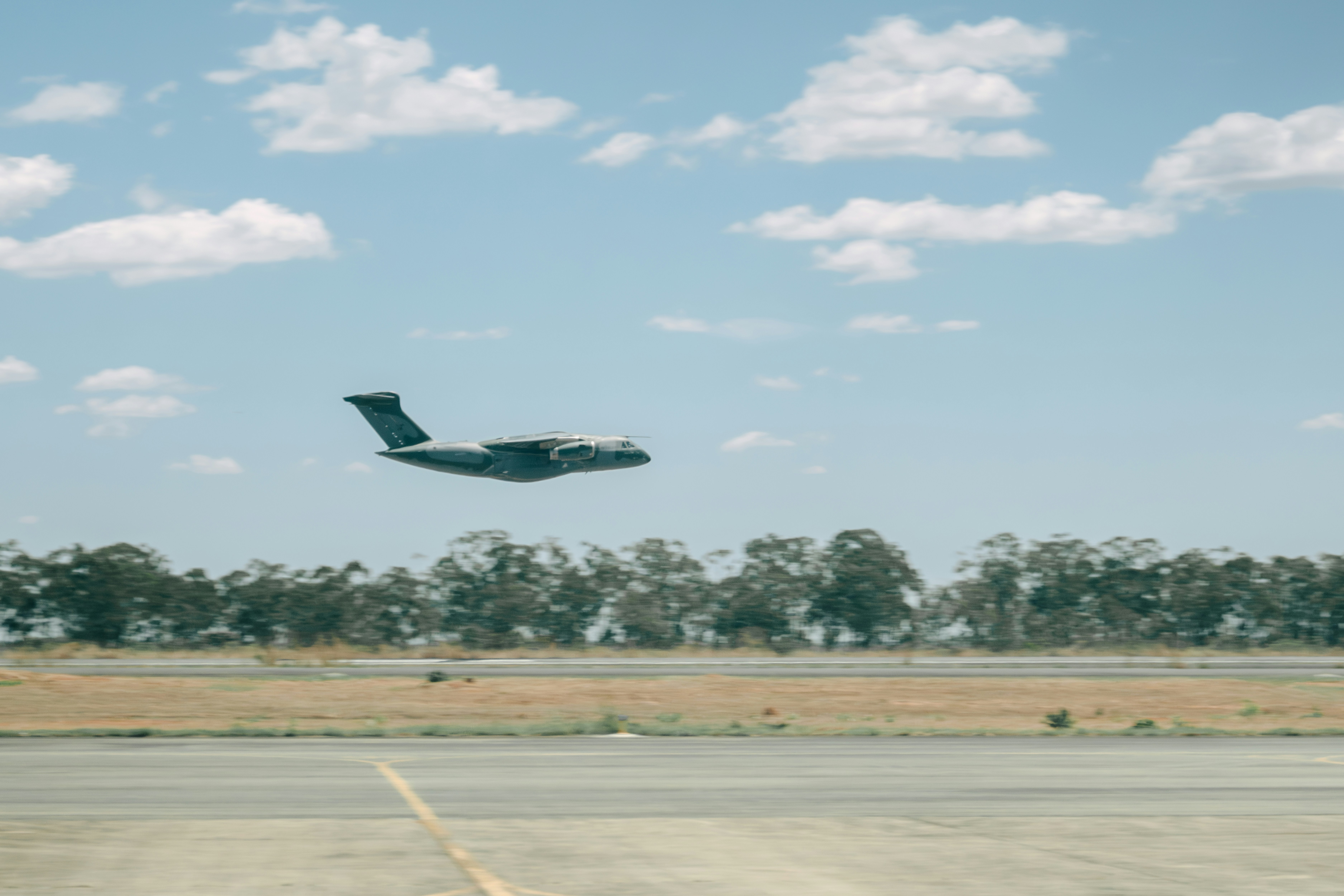 Deportados dos EUA relatam abusos e comida podre em voo de repatriação