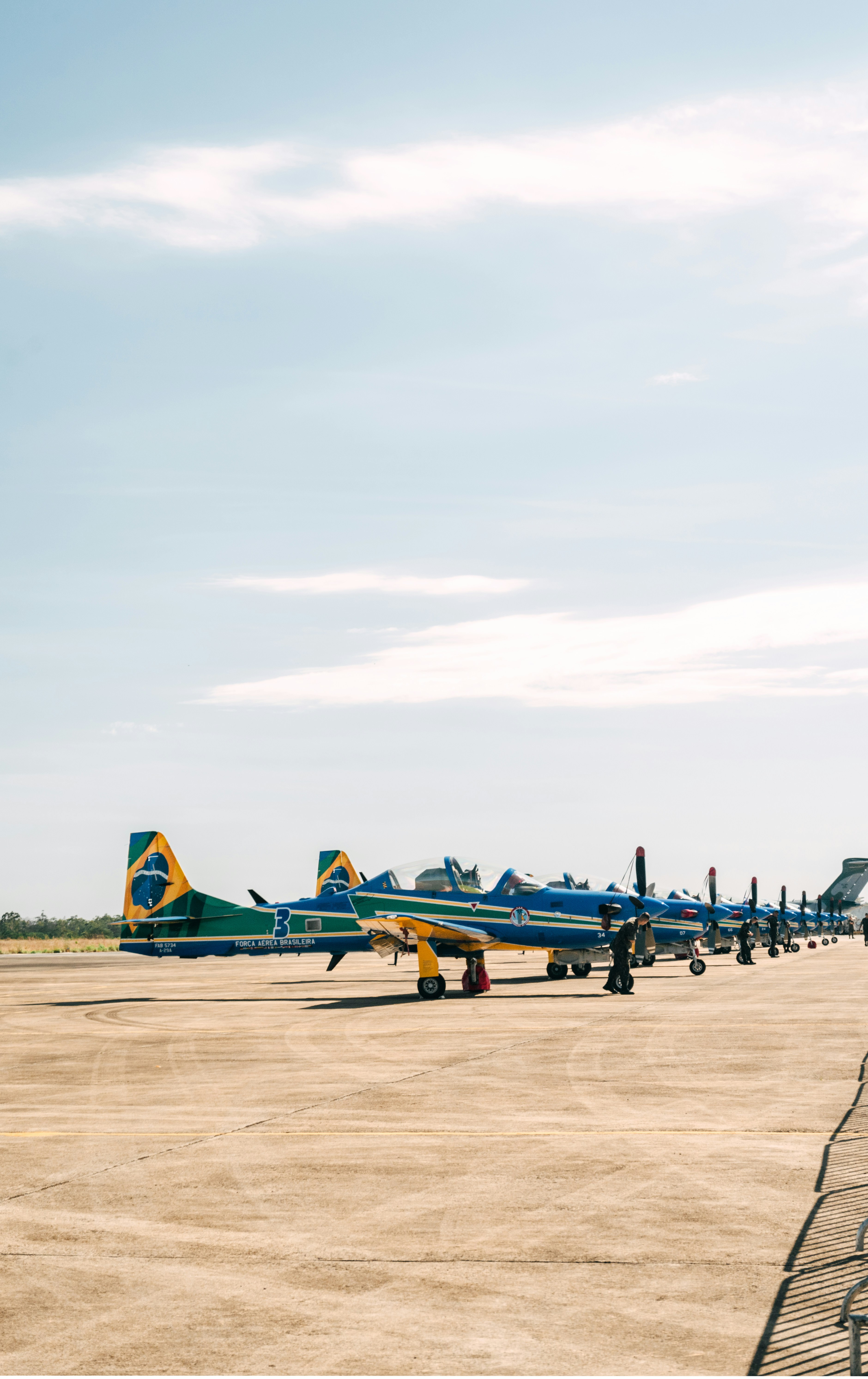 Un groupe d’avions stationnés sur le tarmac d’un aéroport