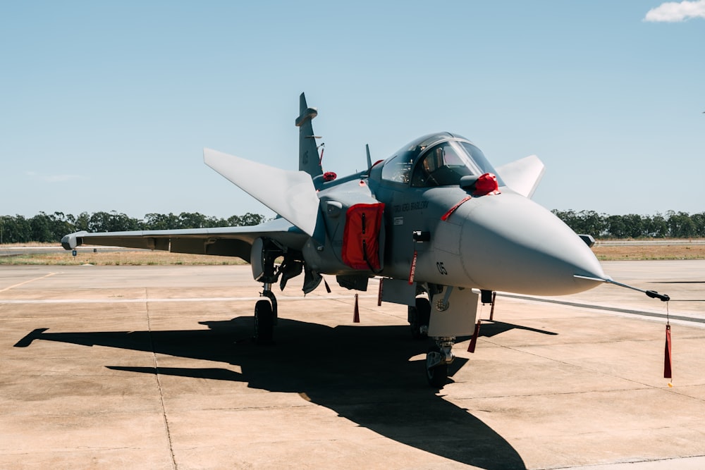 Un jet da combattimento seduto sulla cima di una pista dell'aeroporto