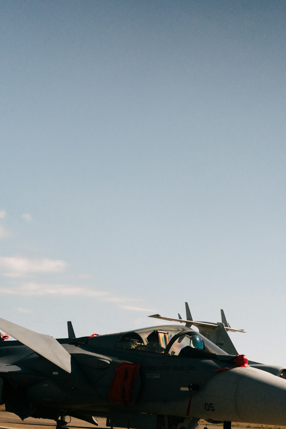 Ein Kampfjet sitzt auf dem Rollfeld eines Flughafens