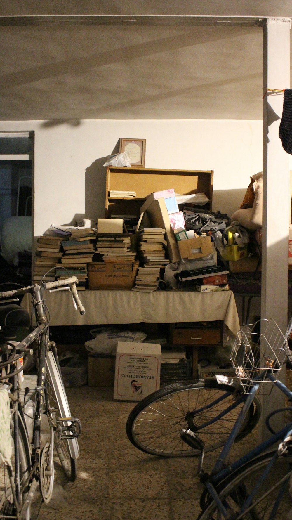 Una habitación llena de mucho desorden y muchas bicicletas