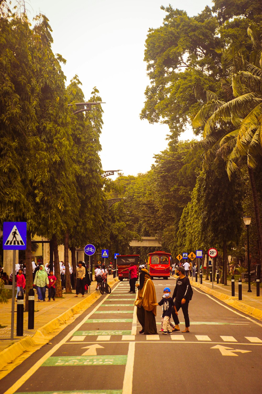 um grupo de pessoas parado à beira de uma estrada