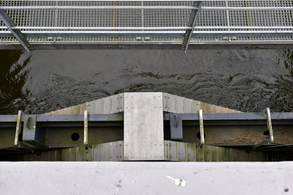 uma vista de uma ponte sobre um corpo de água