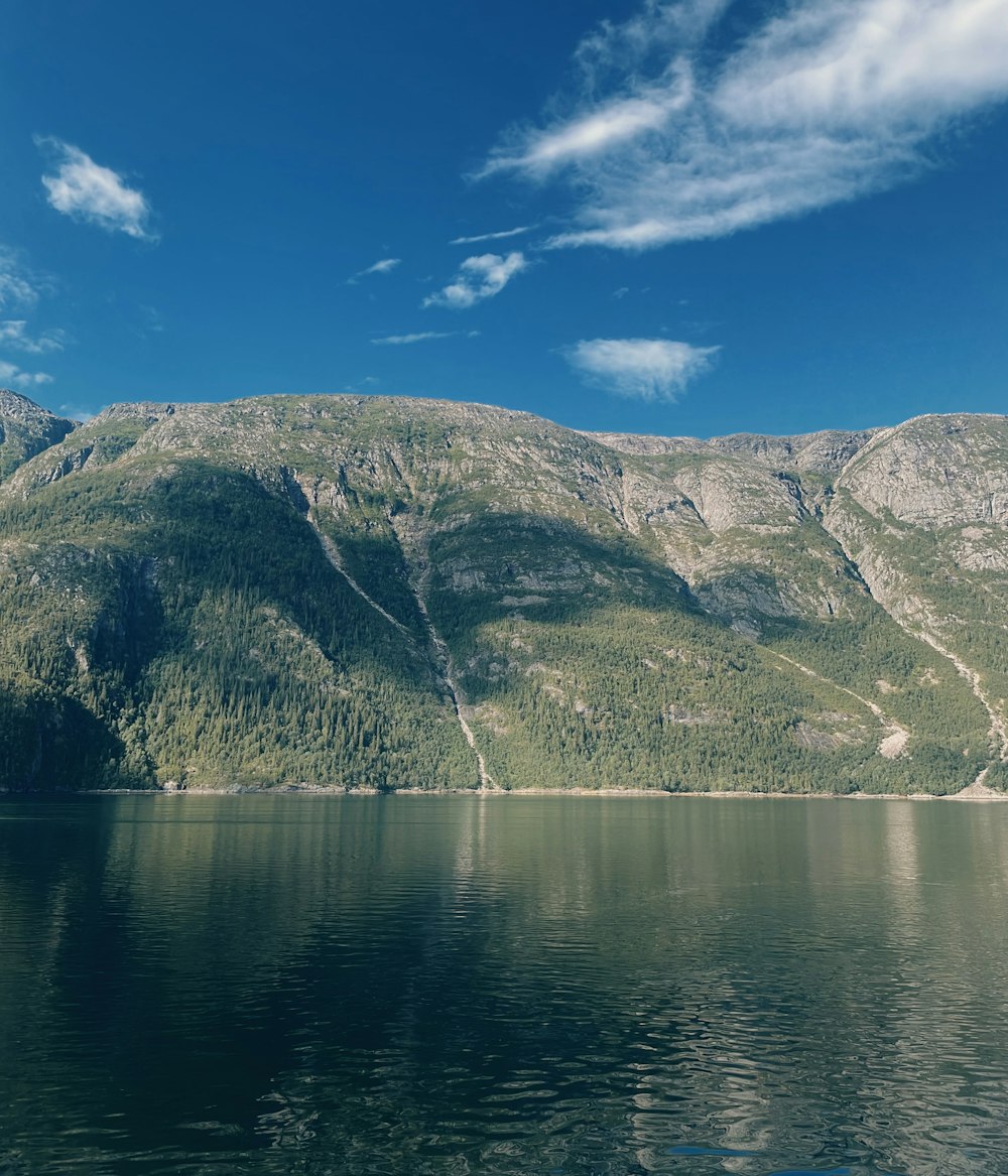 ein See mit einem Berg im Hintergrund