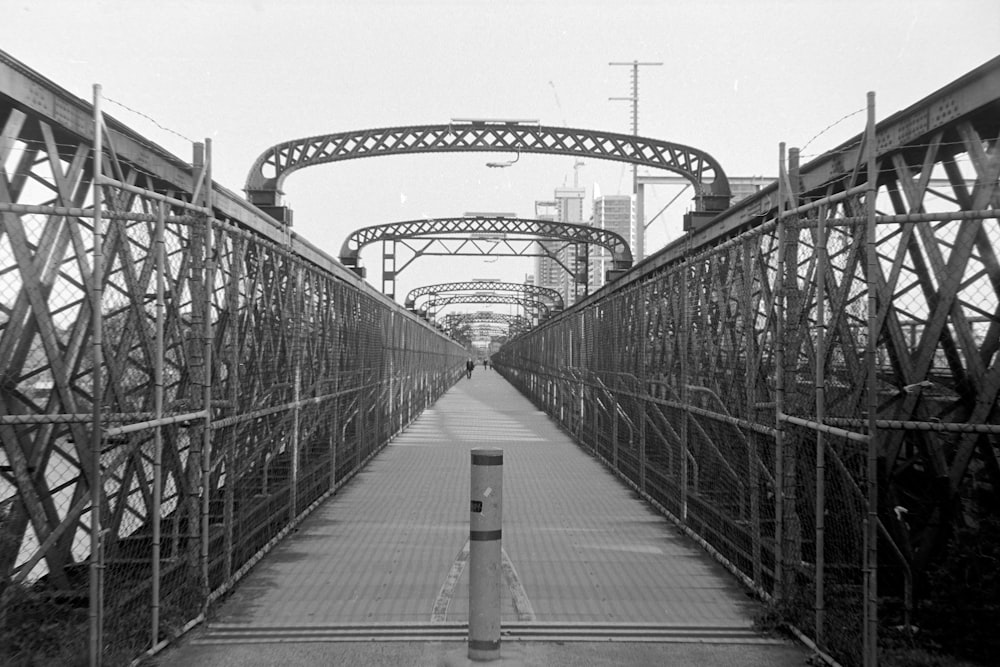 Une photo en noir et blanc d’un pont