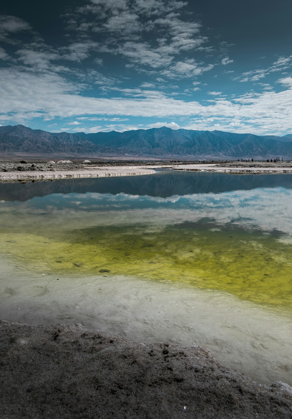 una gran masa de agua rodeada de montañas