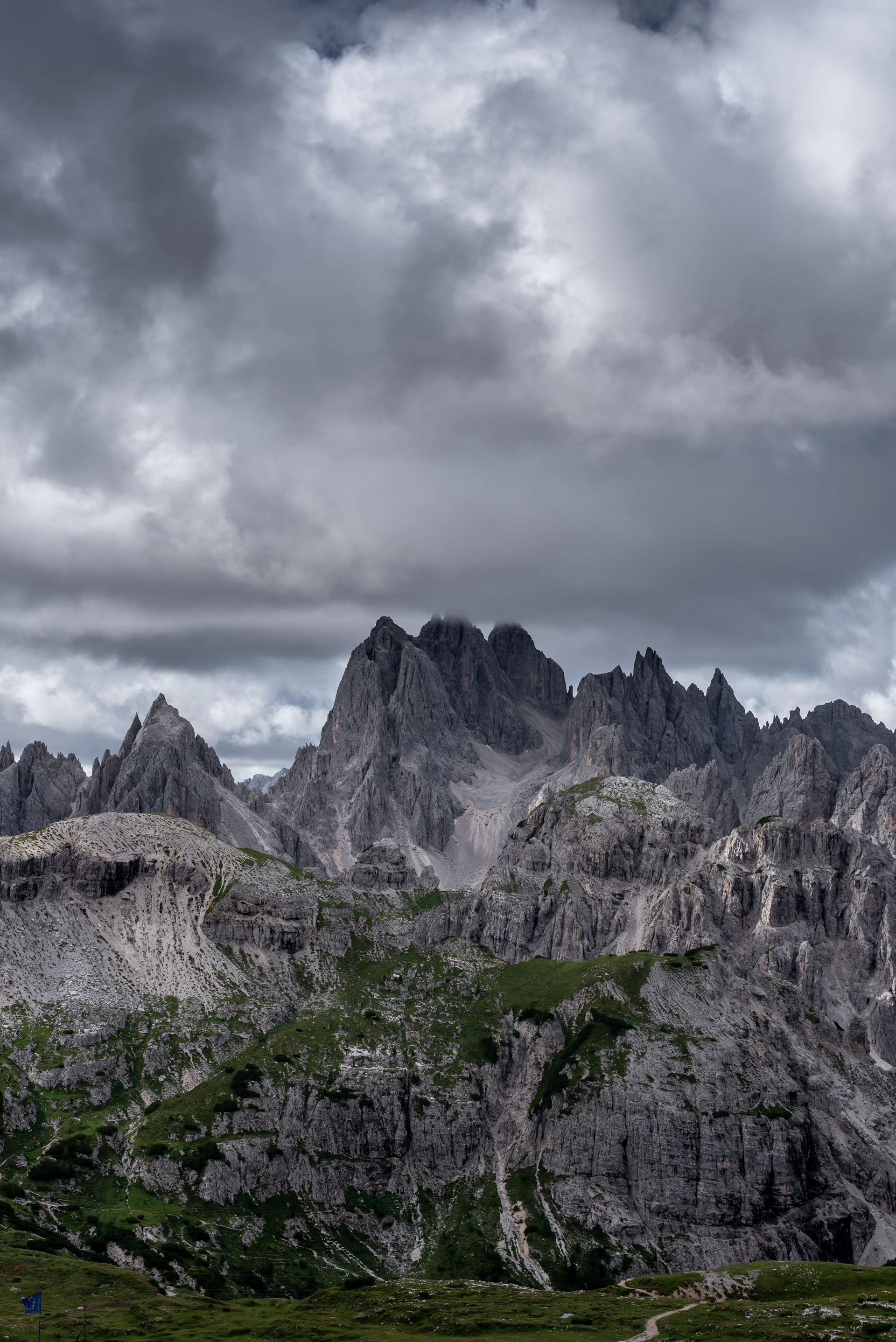 black and white bed linen