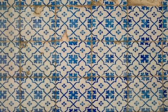 a blue and white tile pattern on a wall