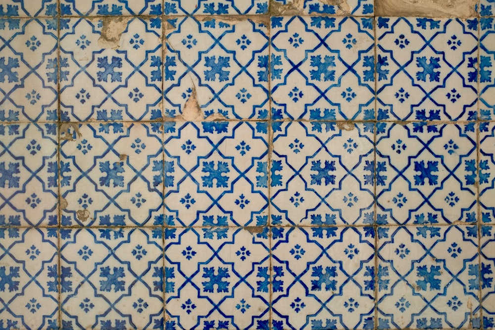 Un patrón de azulejos azules y blancos en una pared