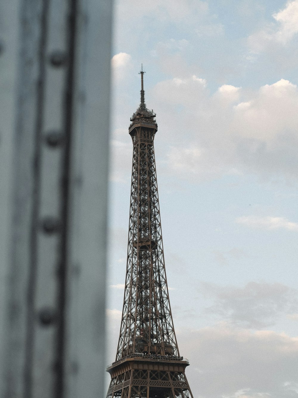 La Torre Eiffel que se eleva sobre la ciudad de París