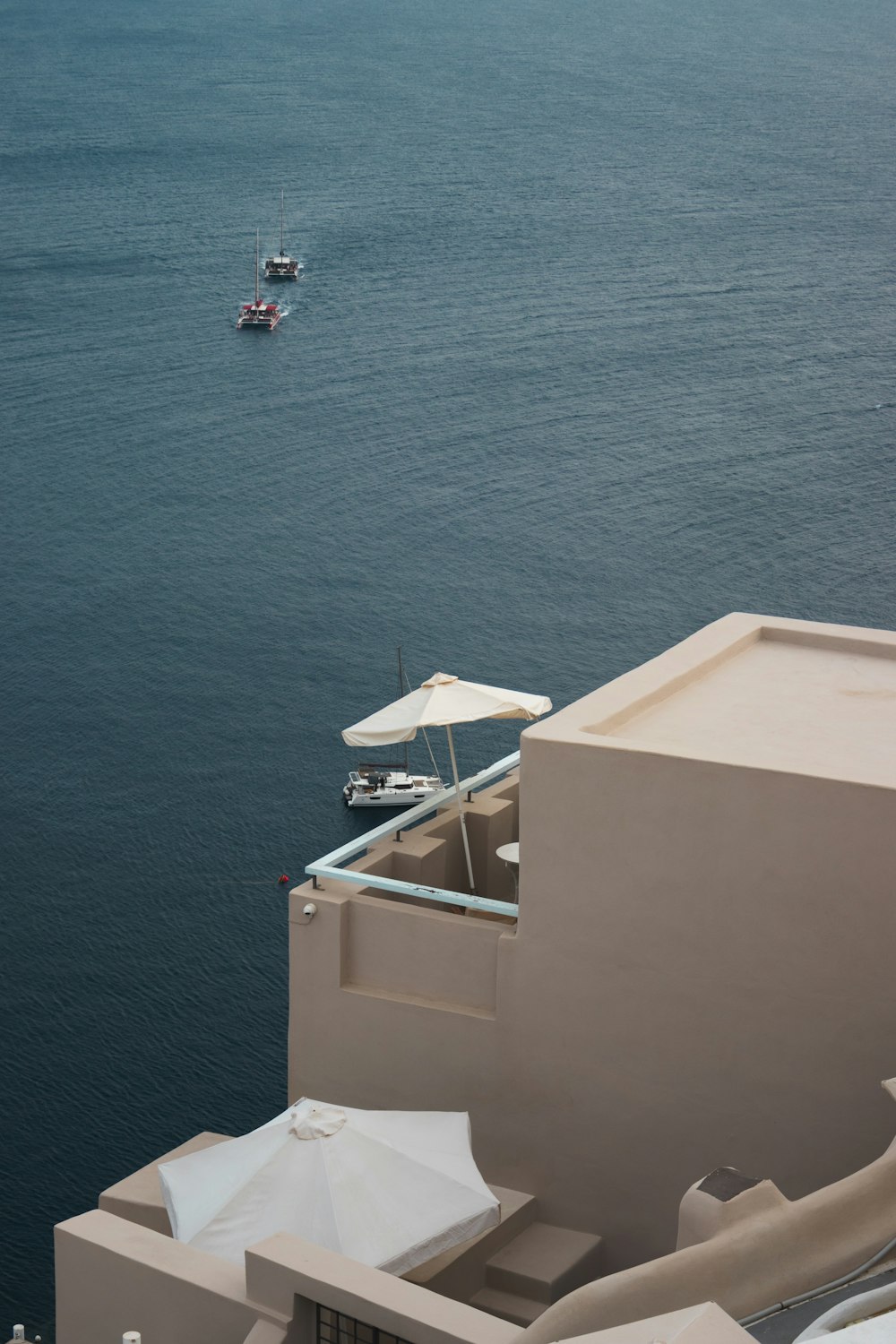 a boat is in the water near a building