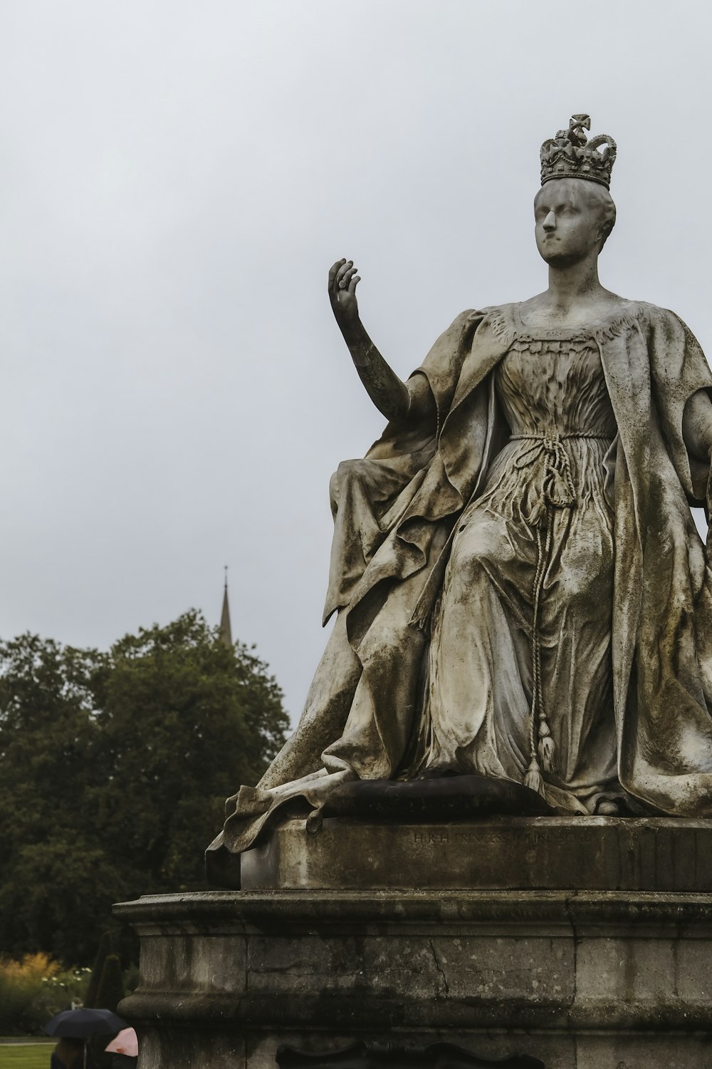 a statue of a woman with a crown on her head